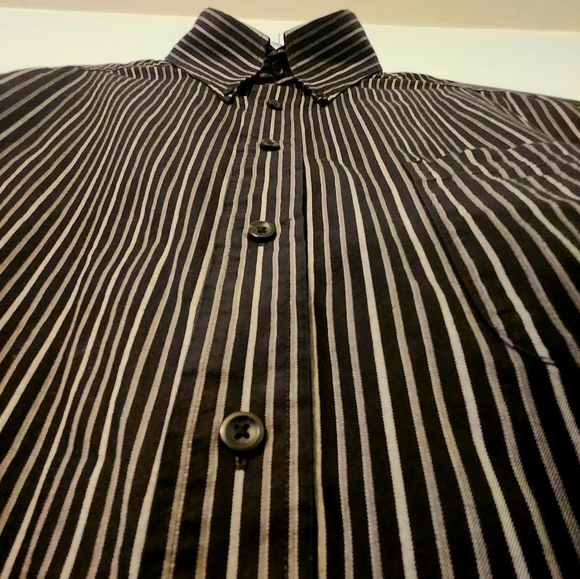 EUC Roundtree button down shirt - Picture 2 of 4